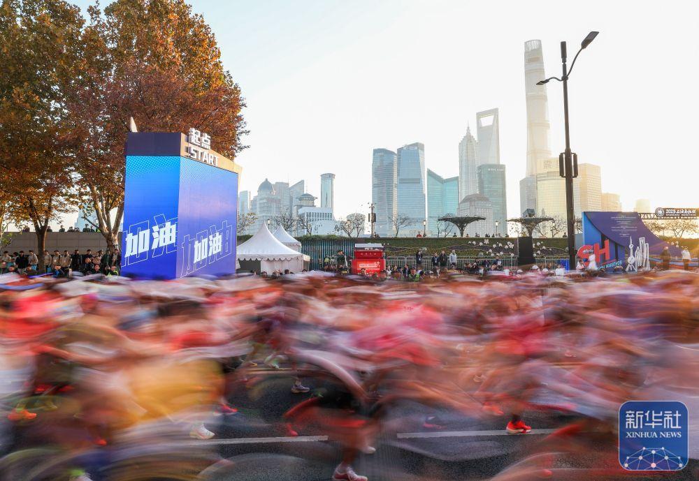 2025上海马拉松鸣枪开跑