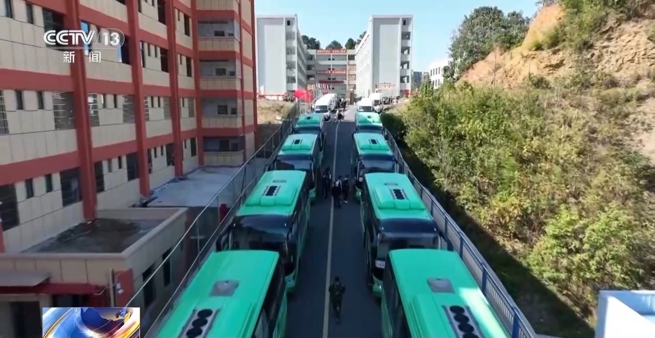 “乘客在上邮件在下” 公交资源共享解决快递包裹进村难