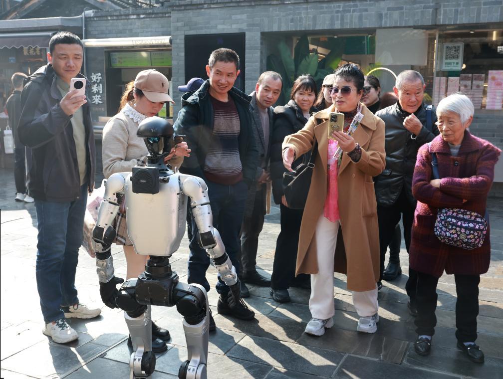 记者手记：当机器人“走”上街头