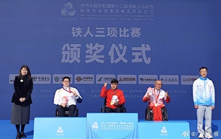 广州轮椅跑友破圈勇夺铁人奖牌