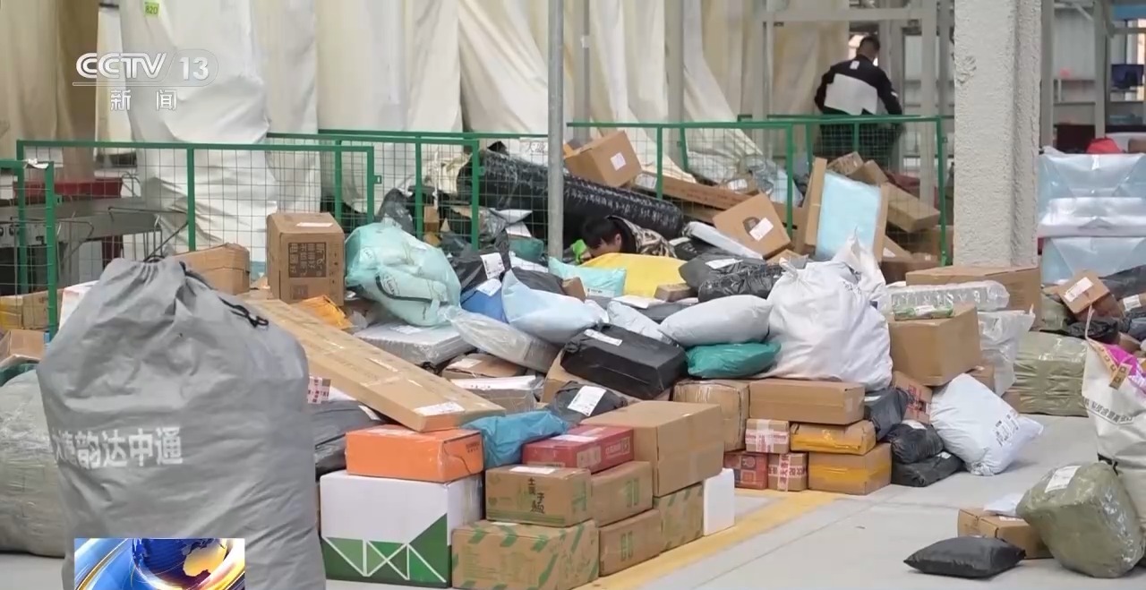 “乘客在上邮件在下” 公交资源共享解决快递包裹进村难