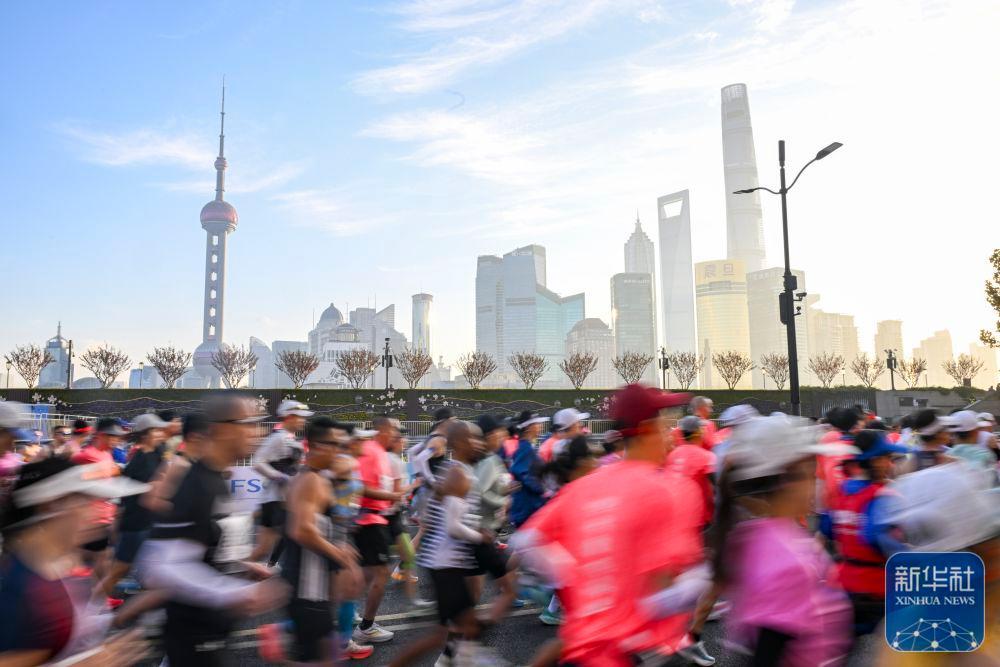 2025上海马拉松鸣枪开跑