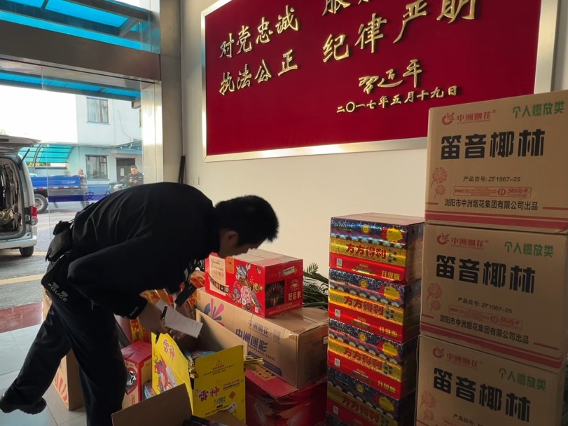 年关临近，竟又有人打起了烟花爆竹的“歪主意”？