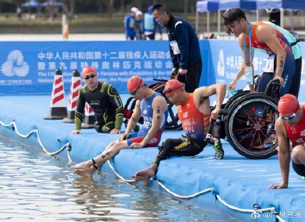 广州轮椅跑友破圈勇夺铁人奖牌