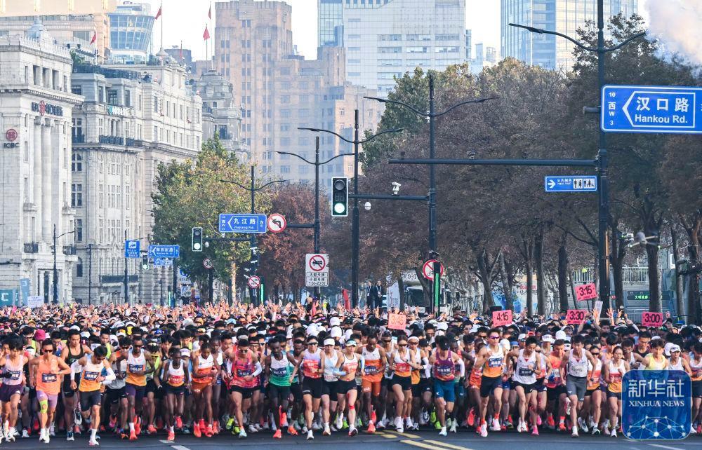 2025上海马拉松鸣枪开跑
