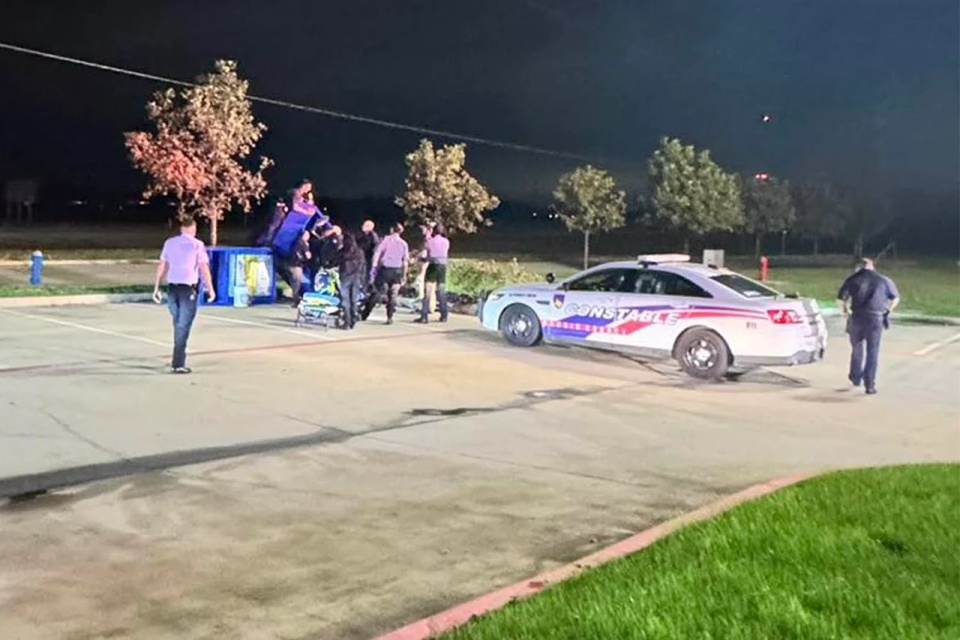 美国男子头朝下被困捐赠箱窒息身亡，死前曾报警求助，本想拿衣服