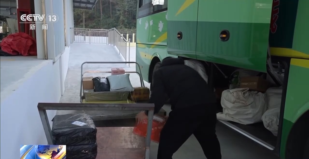 “乘客在上邮件在下” 公交资源共享解决快递包裹进村难