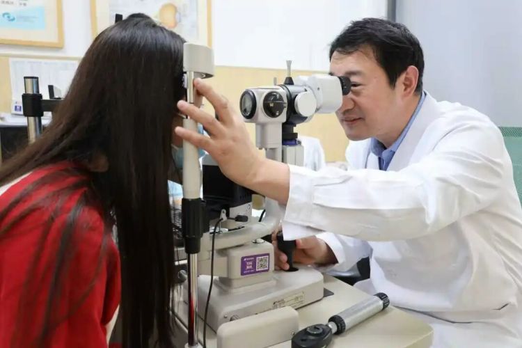 女子美容后视力骤降！请注意，这个操作1秒都不行