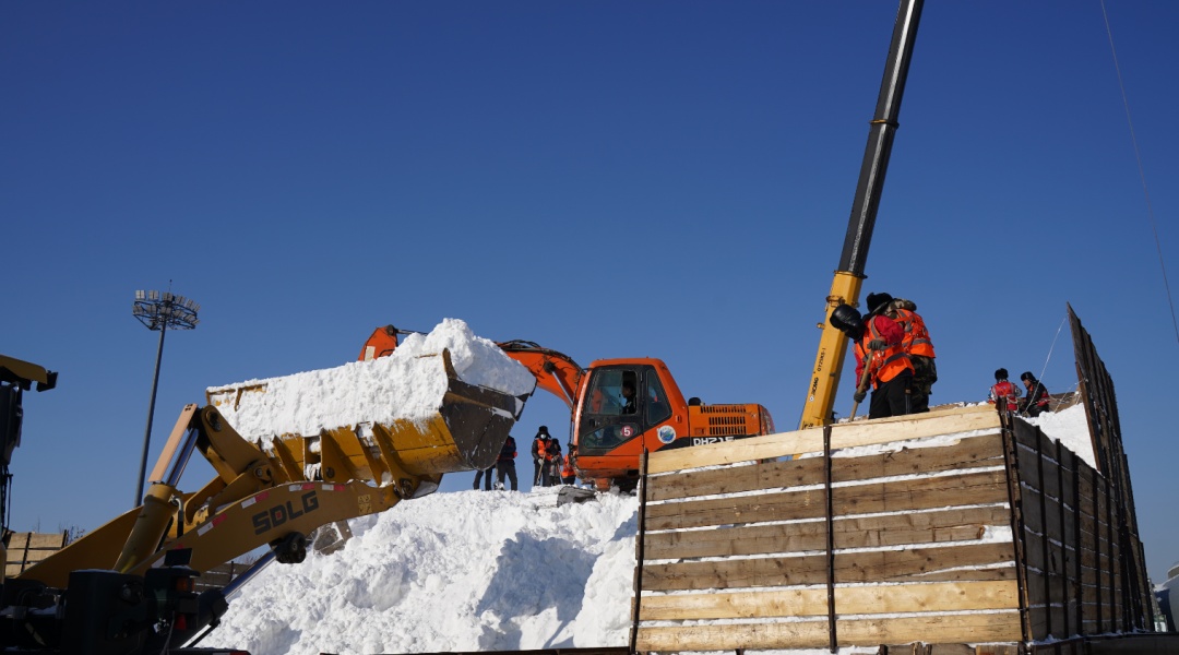 哈尔滨冰雪大世界新动态：“雪人一家”雪坯初具形态