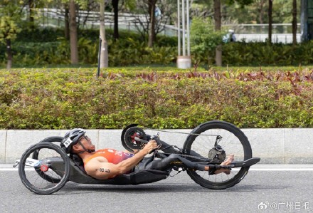 广州轮椅跑友破圈勇夺铁人奖牌