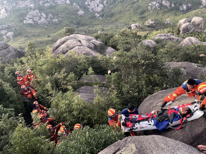 奇迹！从悬崖坠落200米，男子被一棵树救下！