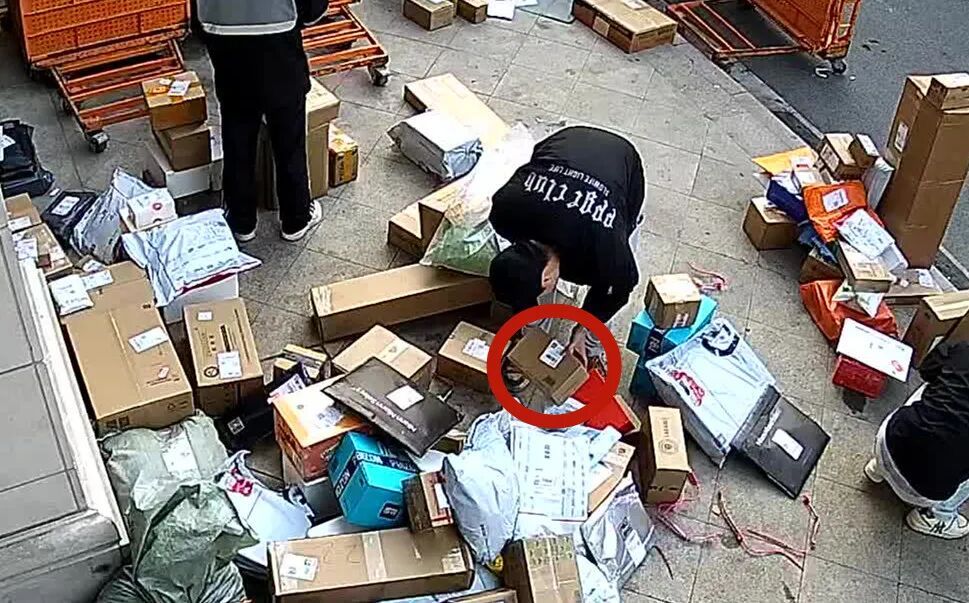 快递员上门求助,警方:先别走! 快递员上门求助,警方:先别走!
