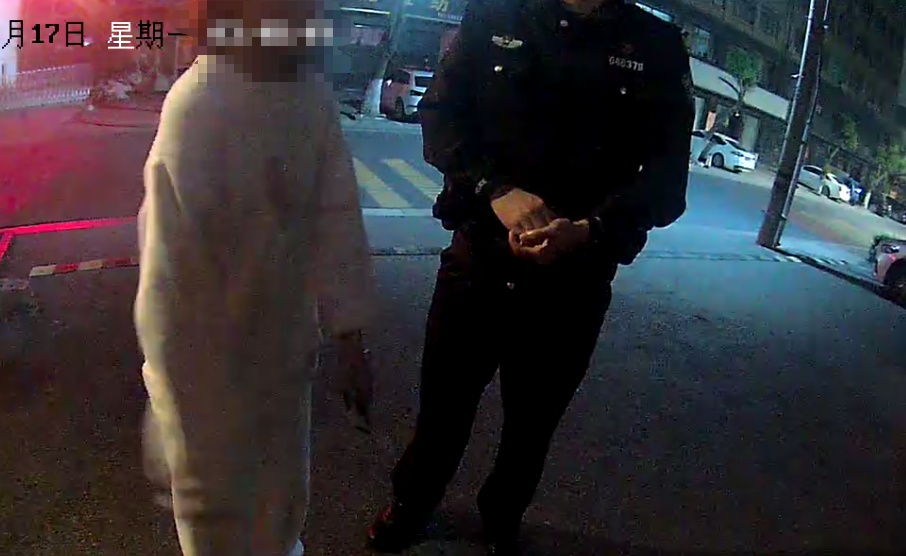 女子凌晨举报男友，民警一查：两个都抓了！