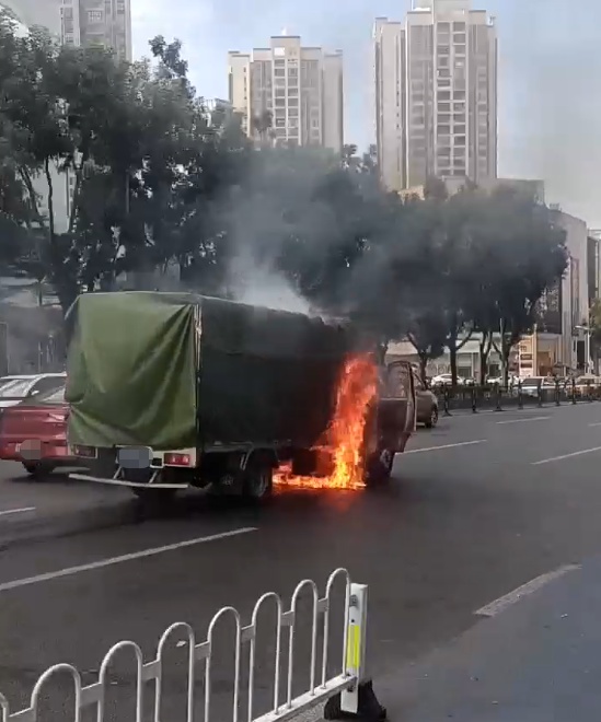 广州街头突发火情，目击者：车油泄漏蔓延货车被烧毁，消防通报