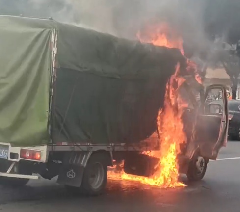 广州海珠一货车发生火灾，明火已扑灭，无人员伤亡、被困