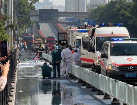广州海珠一货车发生火灾，明火已扑灭，无人员伤亡、被困