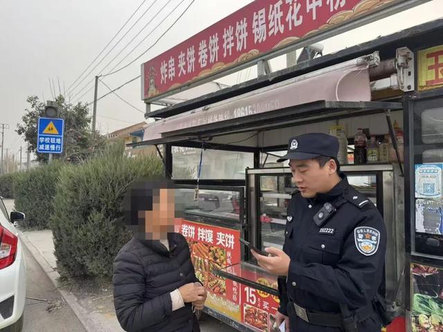 “把黄金寄来就放贷！”女子真捧50克金子冲向快递点 民警一把摁住