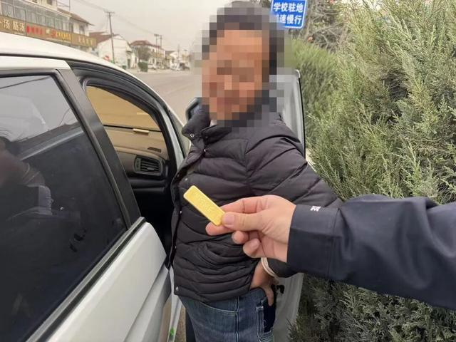 “把黄金寄来就放贷！”女子真捧50克金子冲向快递点 民警一把摁住
