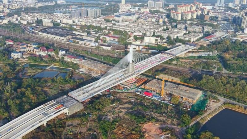 江西鹰潭：4万吨“空中巨无霸”精准转身