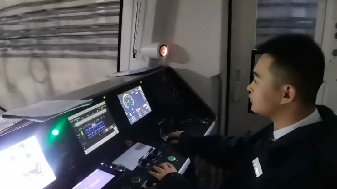 哈尔滨宠客太贴心：适应天气和乘客反馈，地铁加热座椅可“半暖”、可“全暖”