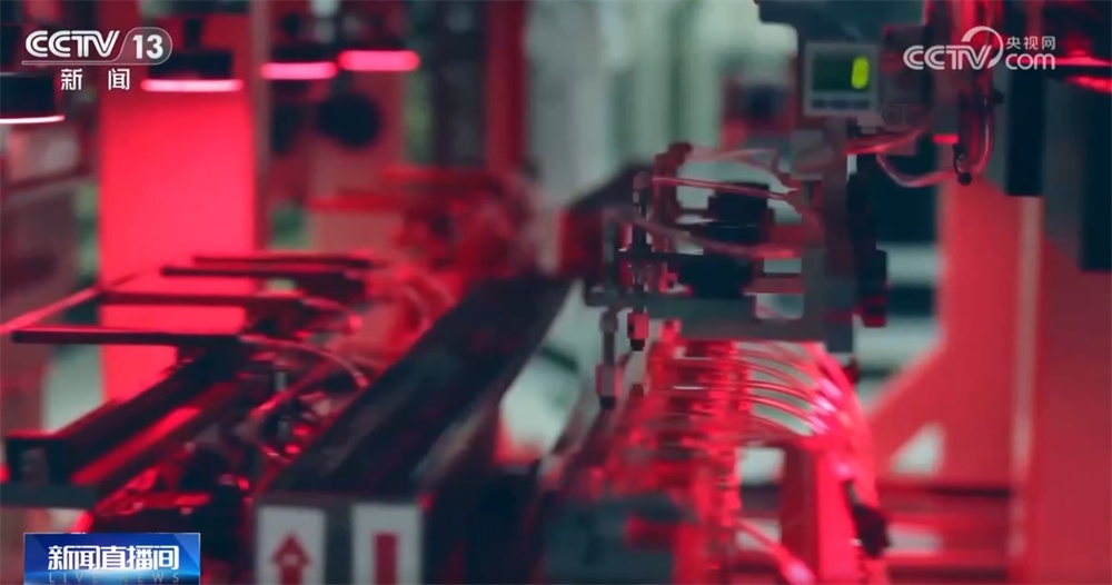 AI赋能让制造业实现精度与效率“双增” “人工智能+”为经济增长注入新动能 AI赋能让制造业实现精度与效率“双增” “人工智能+”为经济增长注入新动能