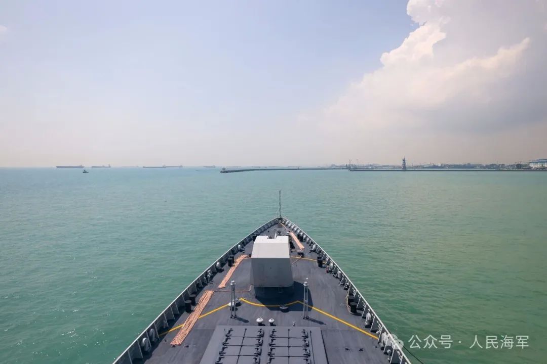 海军第47批护航编队技术停靠新加坡樟宜港