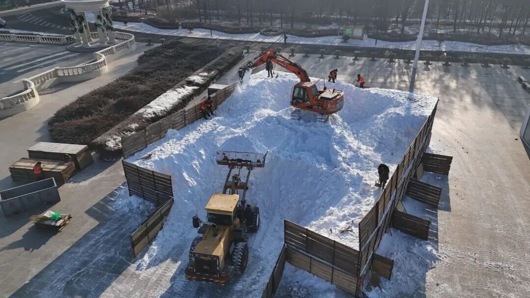 23.8米高！太阳岛雪博会“雪人先生”开始堆雪