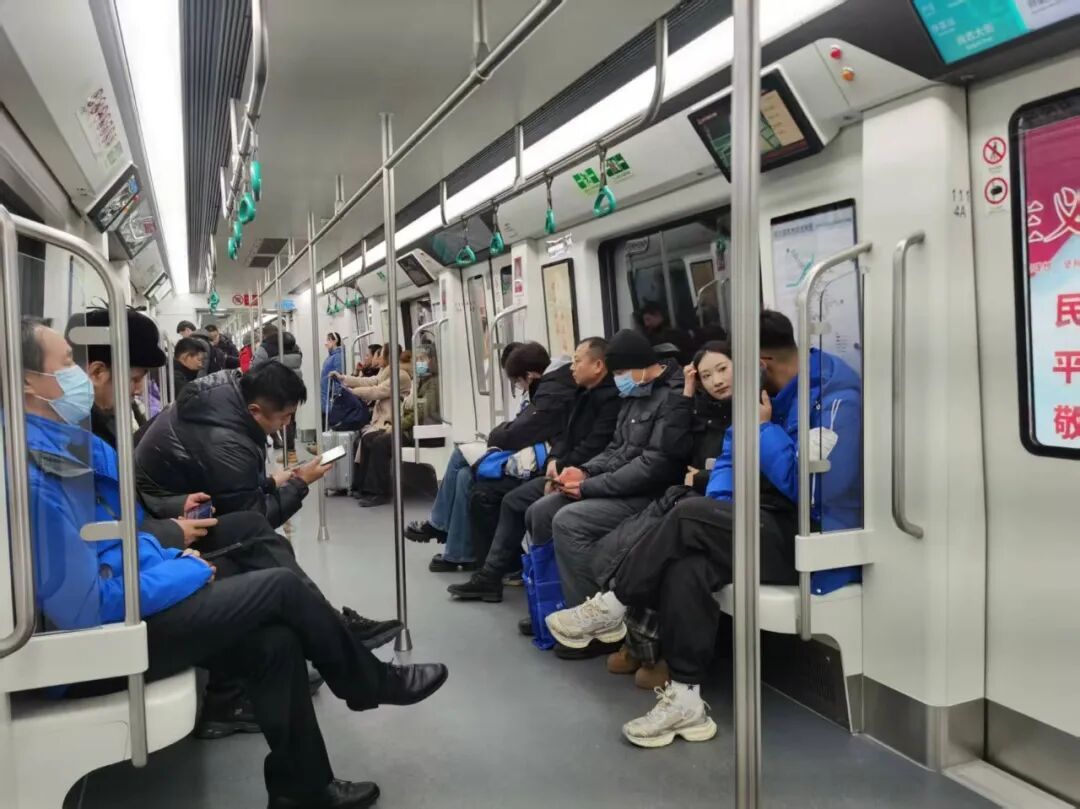 哈尔滨宠客太贴心：适应天气和乘客反馈，地铁加热座椅可“半暖”、可“全暖”