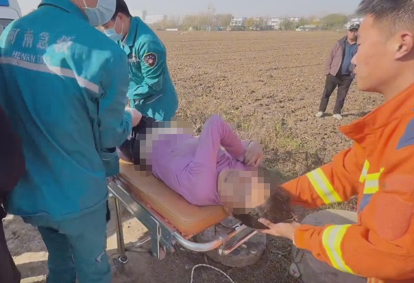 开饭时间妈妈迟迟未归！井边的衣服让家人大感不妙