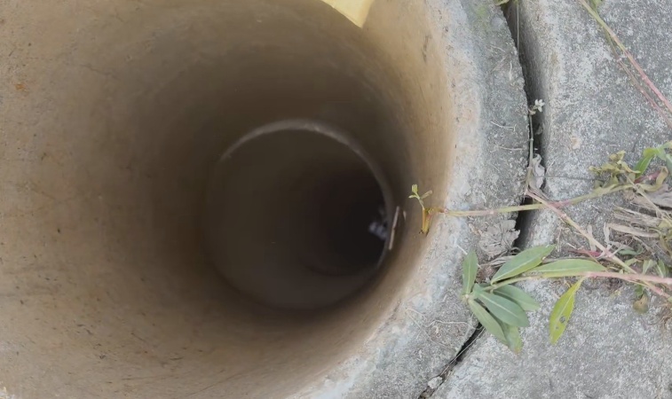 开饭时间妈妈迟迟未归！井边的衣服让家人大感不妙