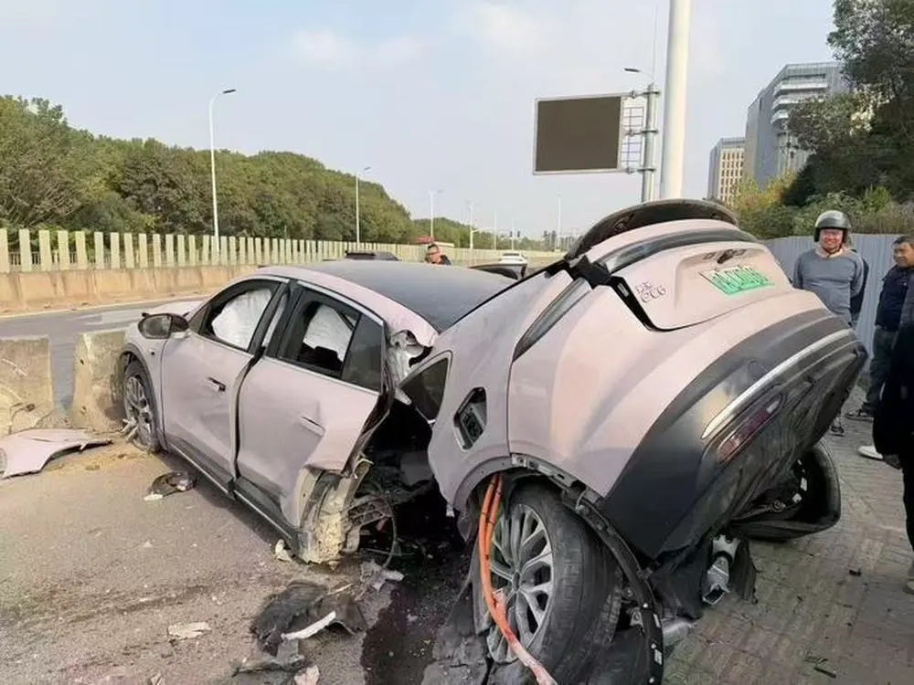 事发上海！一蔚来轿车高速撞击隔离带，致车体断裂！车企回应：事发时车门已自动解锁