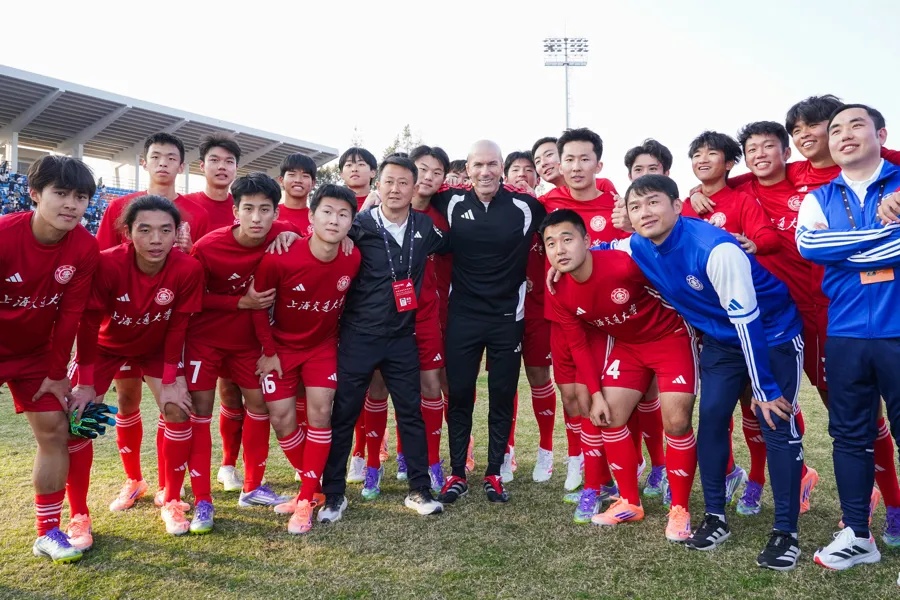 这位国际巨星来上海了！和阿姨爷叔比赛踢毽子？很多人偶遇