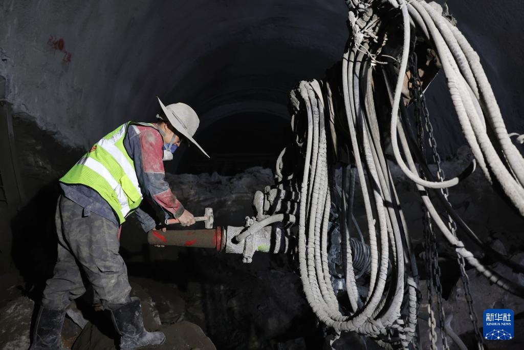 兰永临高速公路辛家隧道贯通