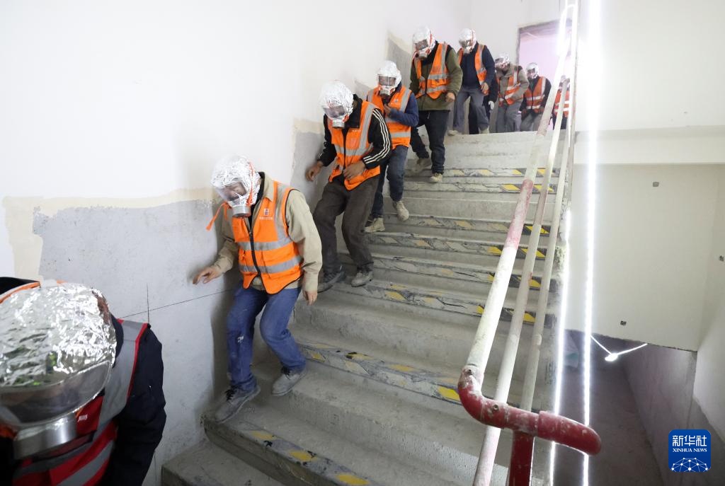 上海开展高层建筑灭火救援实战演练