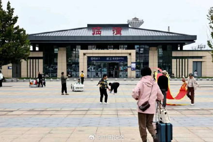 人人拎几箱坐火车！网友：错过等一年！