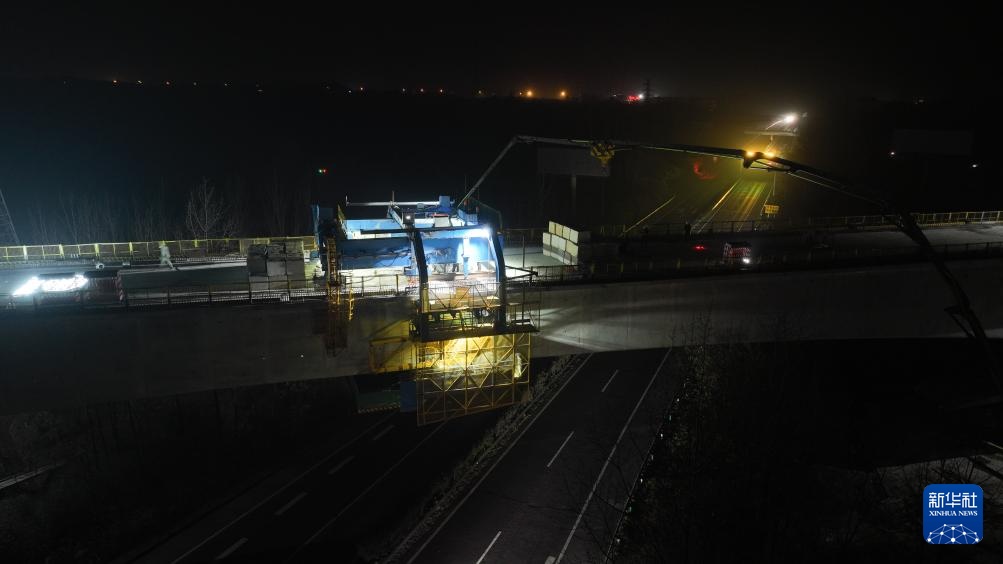 合武高铁跨沪蓉高速特大桥合龙