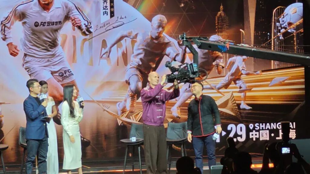 这位国际巨星来上海了！和阿姨爷叔比赛踢毽子？很多人偶遇