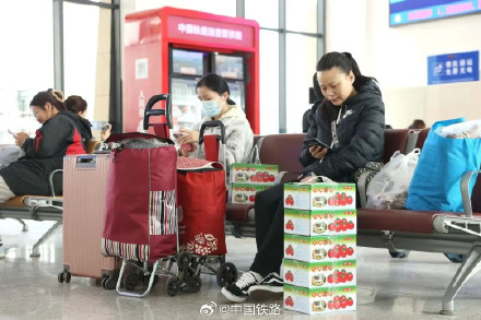 人人拎几箱坐火车！网友：错过等一年！