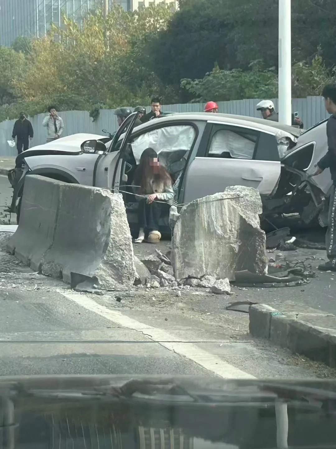 事发上海！一蔚来轿车高速撞击隔离带，致车体断裂！车企回应：事发时车门已自动解锁