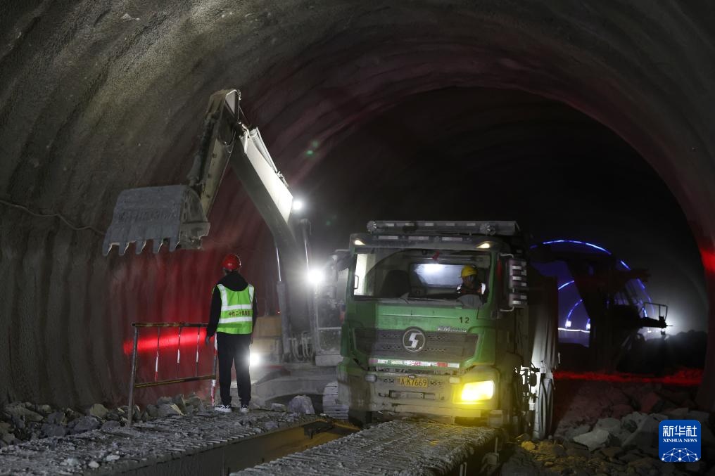 兰永临高速公路辛家隧道贯通