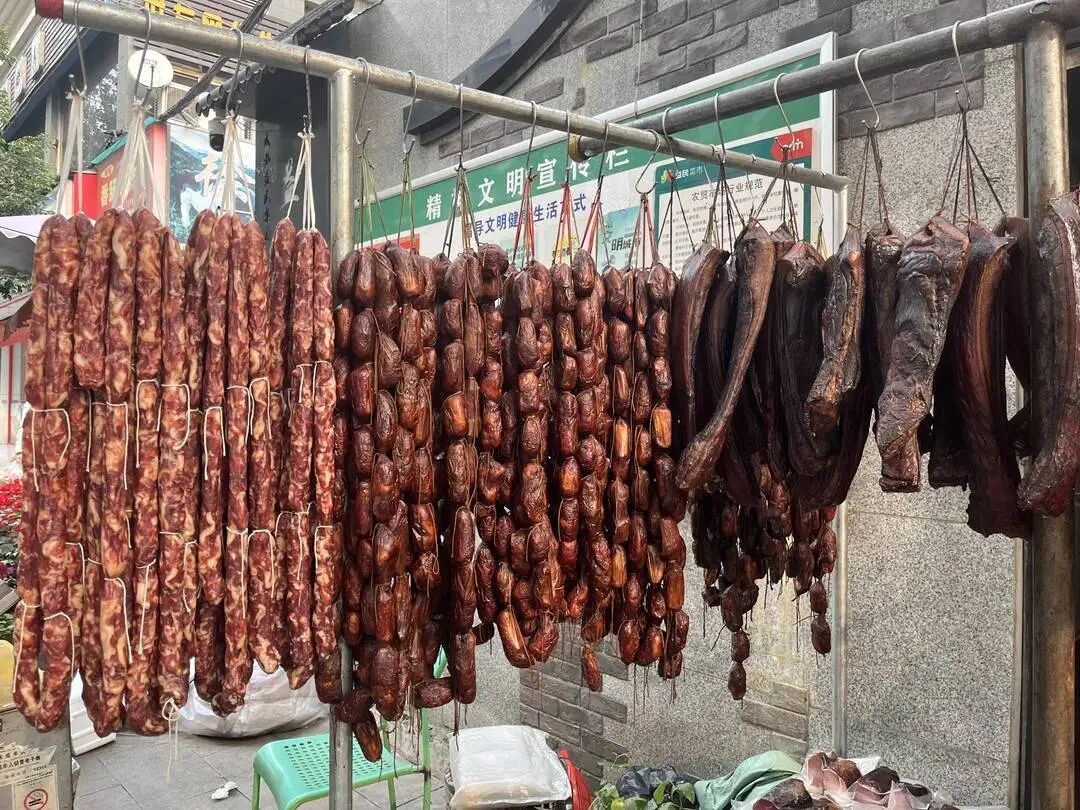 回锅肉味、青花椒味……成都“香肠一条街”又热闹起来了