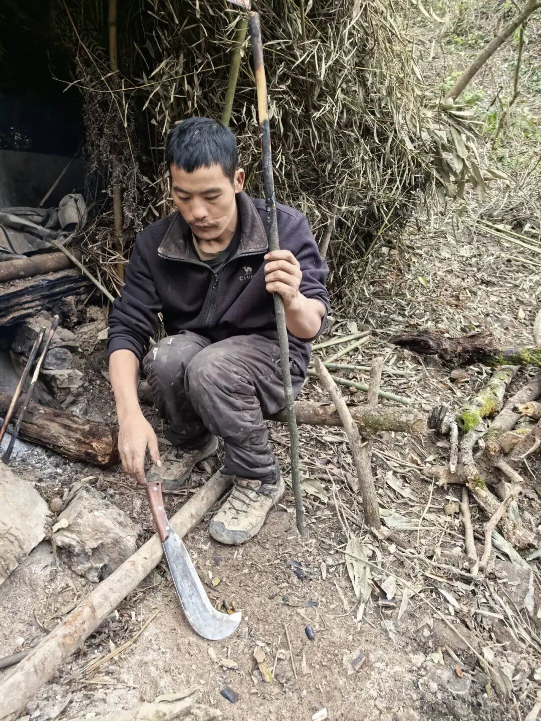 张家界荒野求生赛人气选手“刀疤哥”退赛，节目组：他出现了“肠胃不适”