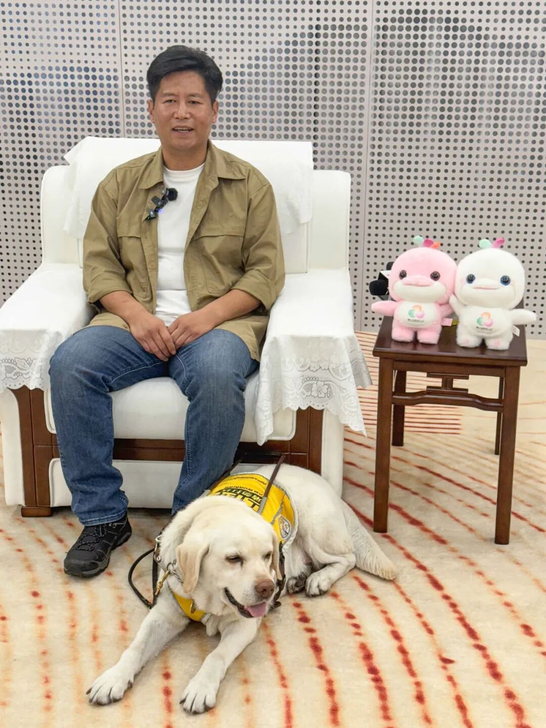 失明八年，广州宝哥带导盲犬走遍全国圈粉百万，如今又站上新舞台