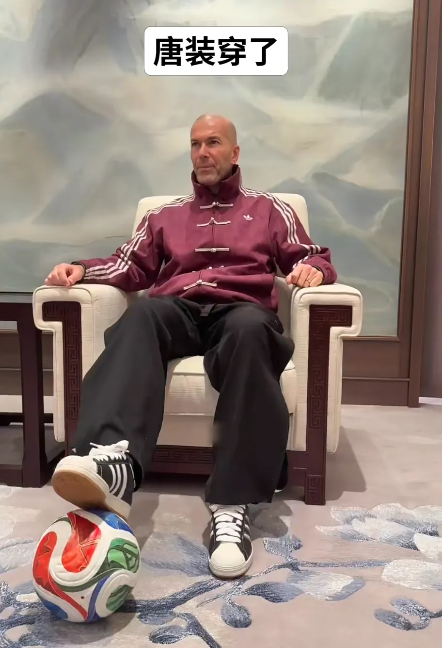 这位国际巨星来上海了！和阿姨爷叔比赛踢毽子？很多人偶遇