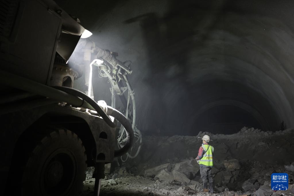 兰永临高速公路辛家隧道贯通