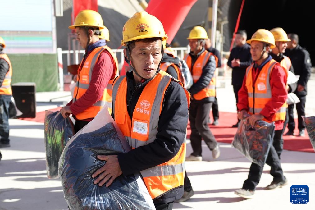 兰永临高速公路辛家隧道贯通