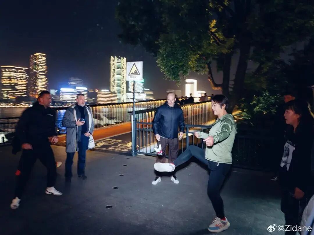 这位国际巨星来上海了！和阿姨爷叔比赛踢毽子？很多人偶遇
