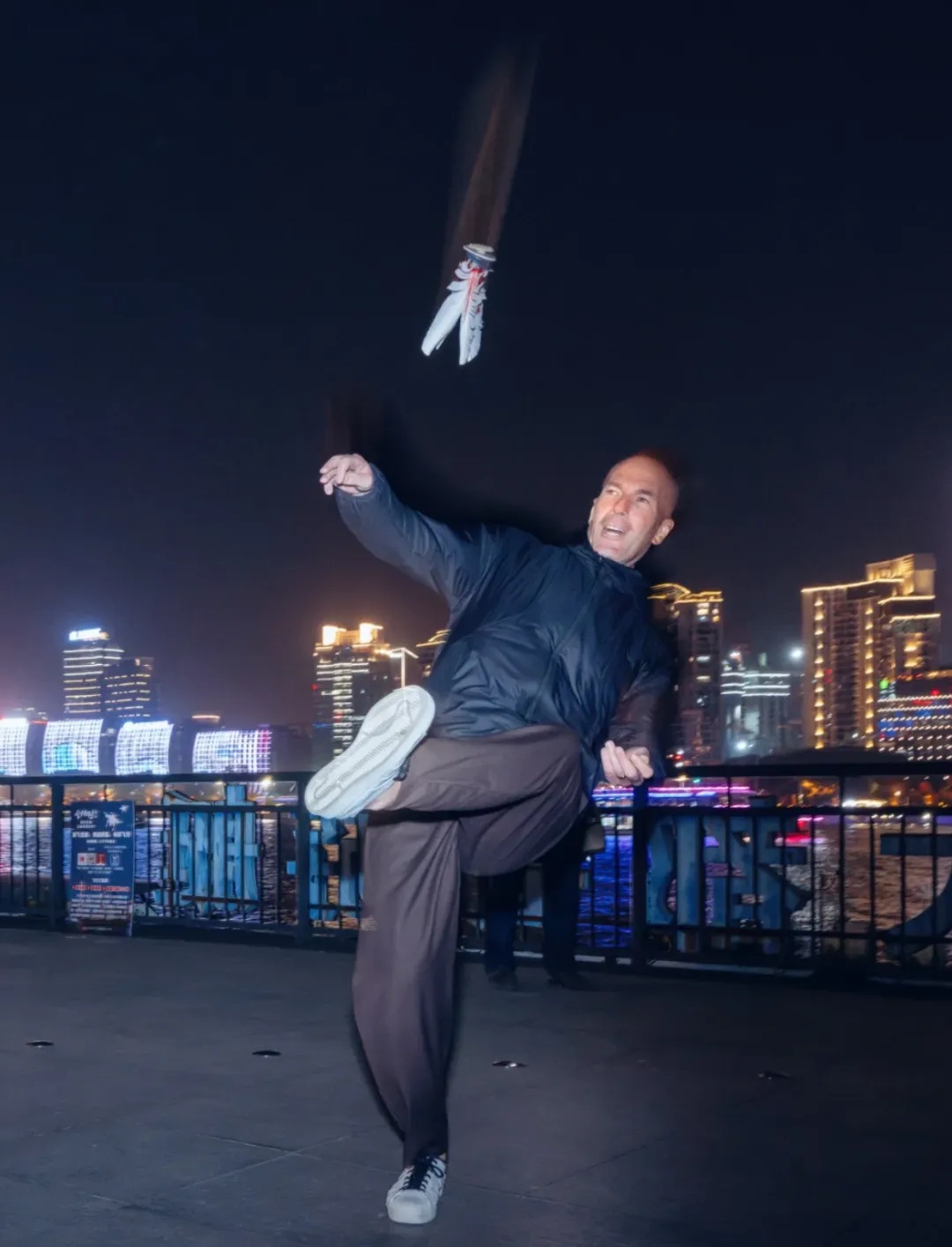 这位国际巨星来上海了！和阿姨爷叔比赛踢毽子？很多人偶遇