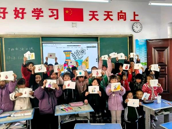 跨越山海 这群大学生点亮乡村课堂 跨越山海 这群大学生点亮乡村课堂