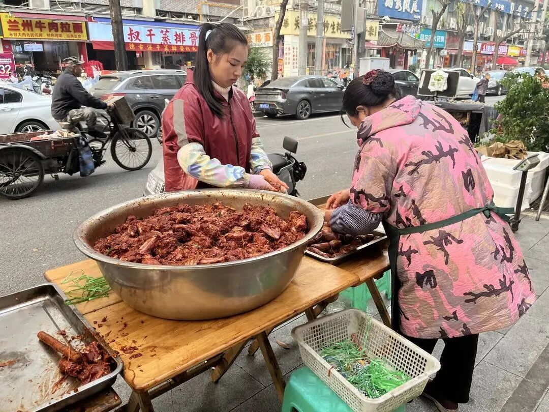 回锅肉味、青花椒味……成都“香肠一条街”又热闹起来了